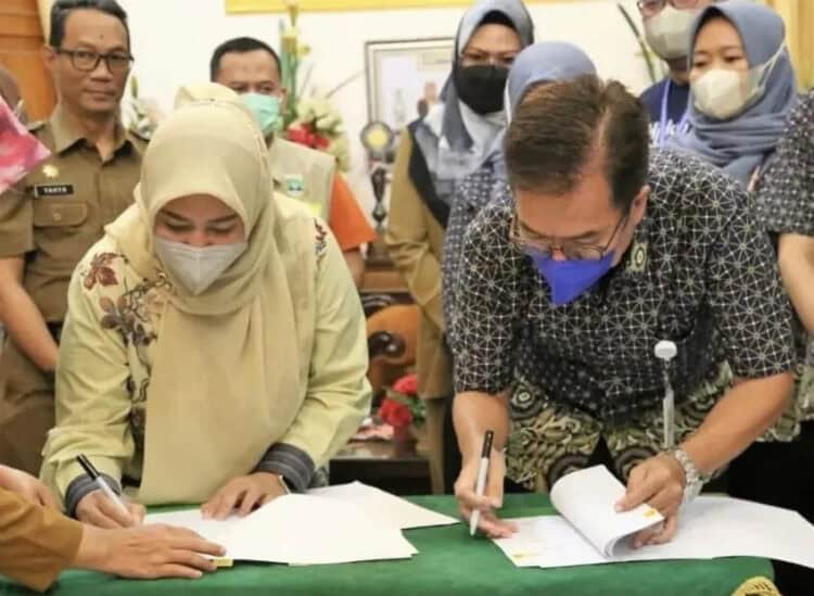 Bupati Pandeglang, Irna Narulita bersama pihak BPJS Kesehatan, sedang menandatangani MoU, di Aula Garuda Pendopo Bupati Pandeglang, Selasa (27/12/2022). (ISTIMEWA)