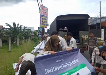 Anggota Satpol PP Pandeglang, menertibkan spanduk, baliho dan poster liar, yang dianggap melanggar peraturan perundang – undangan yang berlaku. (DOKUMEN/SATELIT NEWS)
