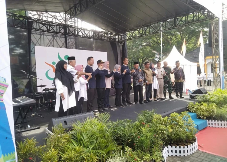 Memperingati hari disabilitas internasional tahun 2022, Pemprov Banten memberikan ratusan bantuan kepada para penyandang disabilitas yang ada di Provinsi Banten. Dari mulai alat bantu, bantuan sosial, sampai bantuan modal usaha. (LUTFI/SATELITNEWS.COM)