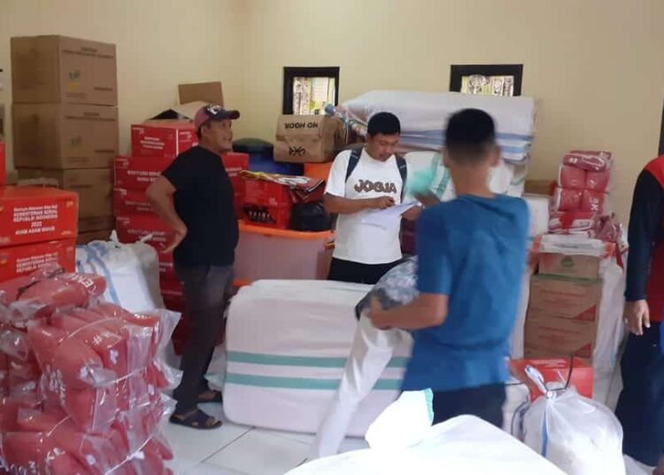 Para petugas dari Dinsos Pandeglang, sedang mendistribusikan bantuan logistik kesetiap lumbung sosial, beberapa waktu lalu. (ISTIMEWA)