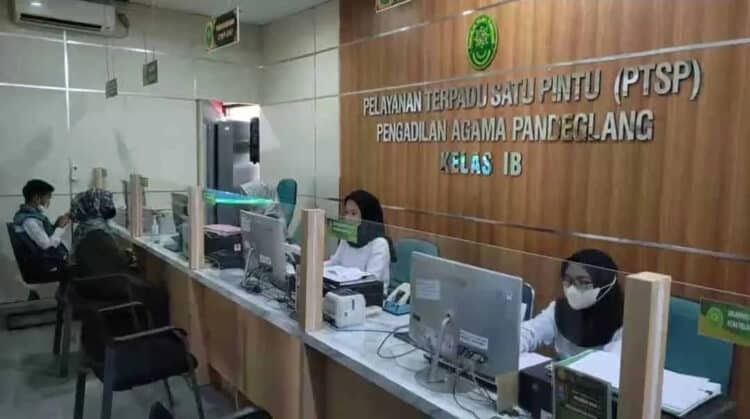 Para petugas pelayanan di Pengadilan Agama Pandeglang, sedang memberikan pelayanan kepada masyarakat, Rabu (7/12/2022). (ISTIMEWA)
