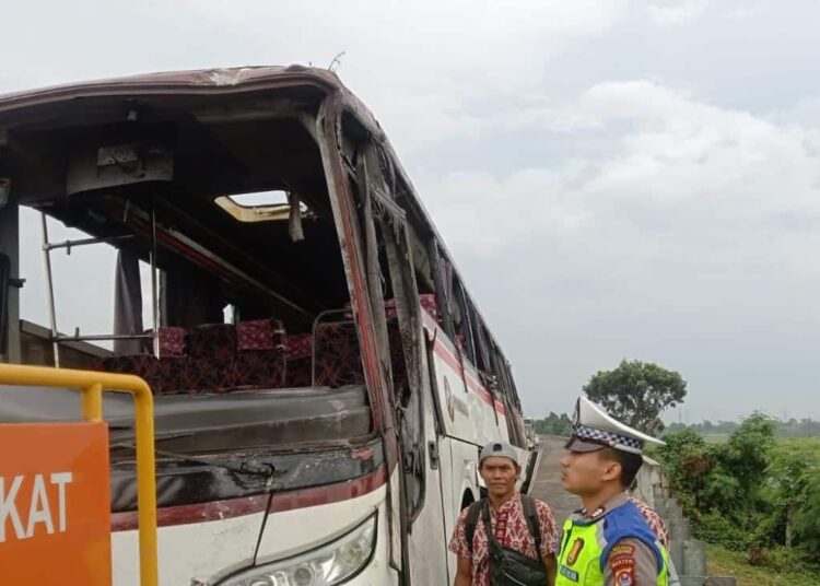 Bus Terguling di Jalan Tol Tangerang-Merak, 1 Penumpang Tewas