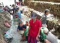 Warga sedang membersihkan ikan, hasil tangkapannya dari Sungai Ciujung, Kamis (1/12/2022). (SIDIK/SATELITNEWS.COM)