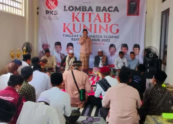 Puluhan Santri mengikuti Perlombaan Baca Kitab Kuning, yang digelar DPD PKS Kabupaten Serang, di Ciruas, Sabtu (3/12/2022). (SIDIK/SATELITNEWS.COM)