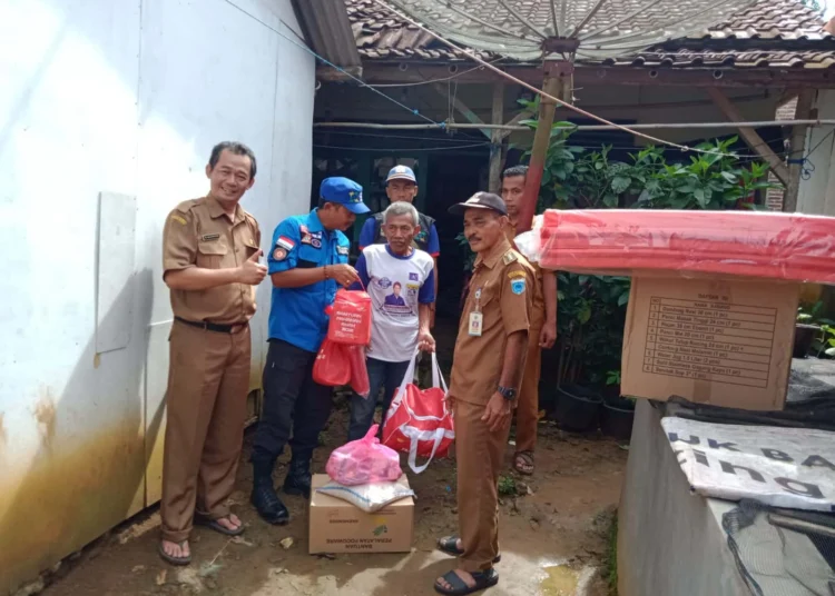 FK-KSB dan Muspika Picung, bantu warga yang menempati Rumah Tidak Layak Huni (RTLH), Senin (12/12/2022). (ISTIMEWA)
