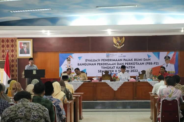 Bapenda Kabupaten Serang, menggelar rapat evaluasi penerimaan PBB P2 bersama seluruh camat, Senin (12/12/2022). (SIDIK/SATELITNEWS.COM)