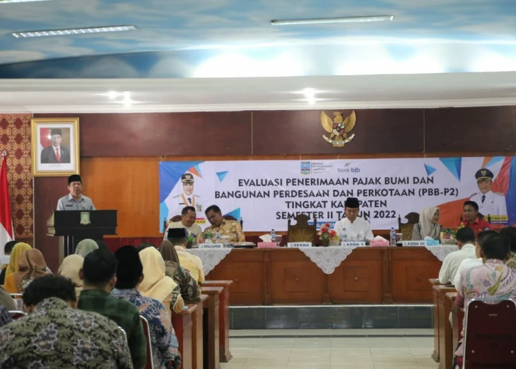 Bapenda Kabupaten Serang, menggelar rapat evaluasi penerimaan PBB P2 bersama seluruh camat, Senin (12/12/2022). (SIDIK/SATELITNEWS.COM)