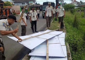 Sejumlah anggota Satpol PP Kabupaten Pandeglang, menertibkan baliho dan spanduk serta sejenisnya, di beberapa titik, Rabu (14/12/2022). (ISTIMEWA)