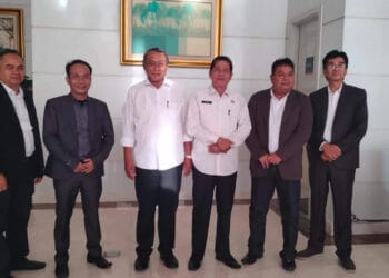 Wabup Serang Pandji Tirtayasa, berfoto bersama dengan jajaran direksi BPR Serang, Kamis (15/12/2022). (SIDIK/SATELITNEWS.COM)