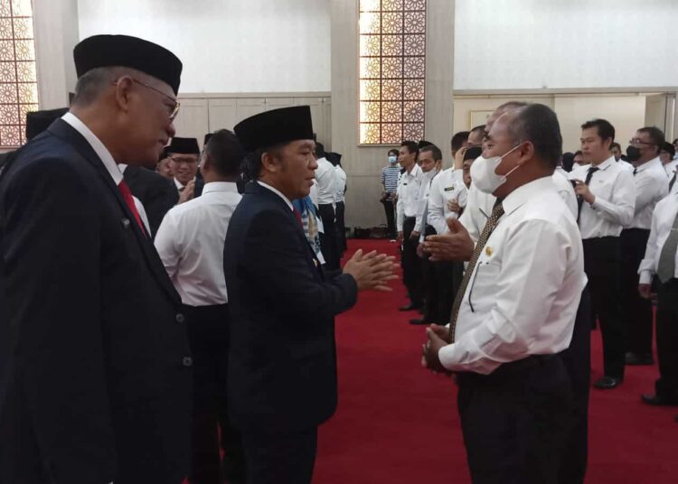PJ Gubernur Banten Al Muktabar, berbincang dengan para Kepsek usai dilantik, Jumat (16/13/2022). (LUTFI/SATELITNEWS.COM)