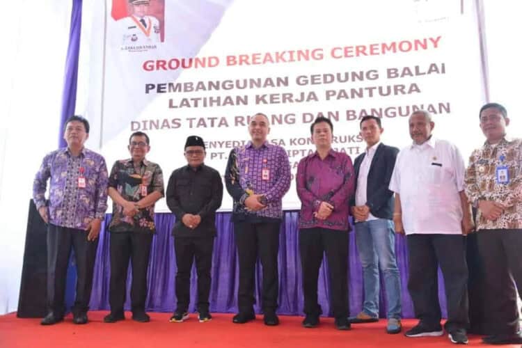 GROUNDBREAKING: Bupati Tangerang Zaki Iskandar bersama Ketua DPRD Kabupaten Tangerang, Kepala DTRB, Kepala DBMSDA, Kepala Disnaker saat menghadiri ground breaking ceremony pembangunan Gedung Balai Latihan Kerja Pantura di Kecamatan Kosambi, Kamis (29/12). (ISTIMEWA)