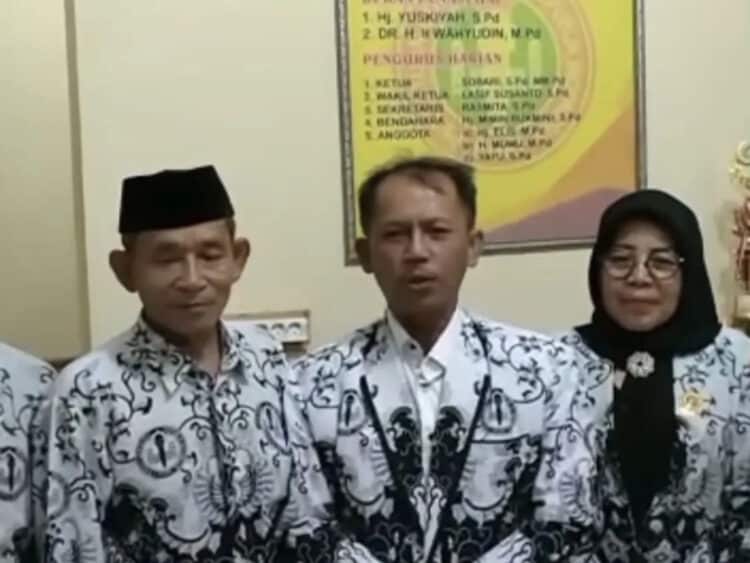 Para pengurus PGRI Pandeglang, sedang menyampaikan permohonan maaf. (ISTIMEWA)