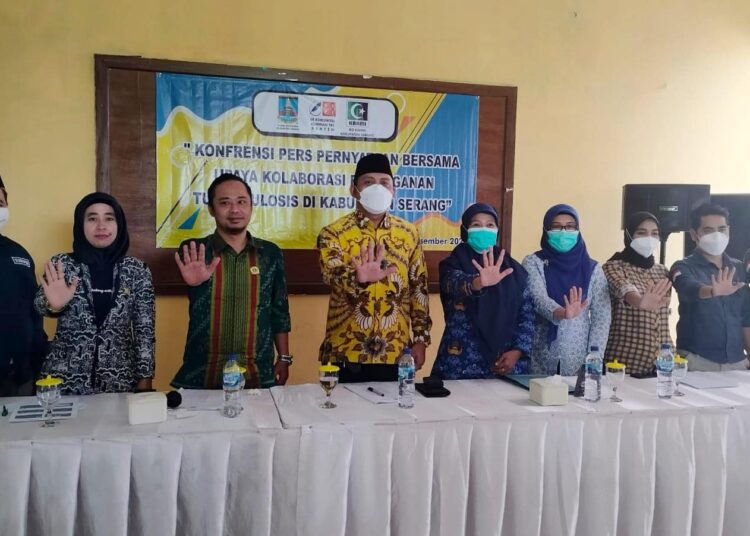 Konferensi Pers pernyataan bersama upaya kolaboratif penanganan tuberkulosis di Kabupaten Serang, Senin (19/12/2022). (SIDIK/SATELITNEWS.COM)