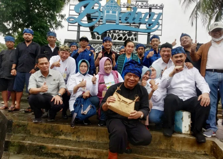 PJ Gubernur Banten Al Muktabar dan DPRD Banten, usai baksos di Ciboleger, Jumat (30/12/2022). (ISTIMEWA)