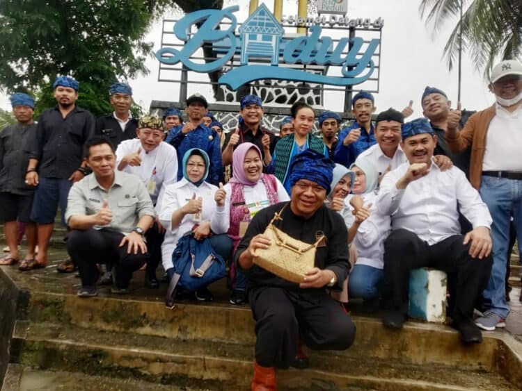PJ Gubernur Banten Al Muktabar dan DPRD Banten, usai baksos di Ciboleger, Jumat (30/12/2022). (ISTIMEWA)