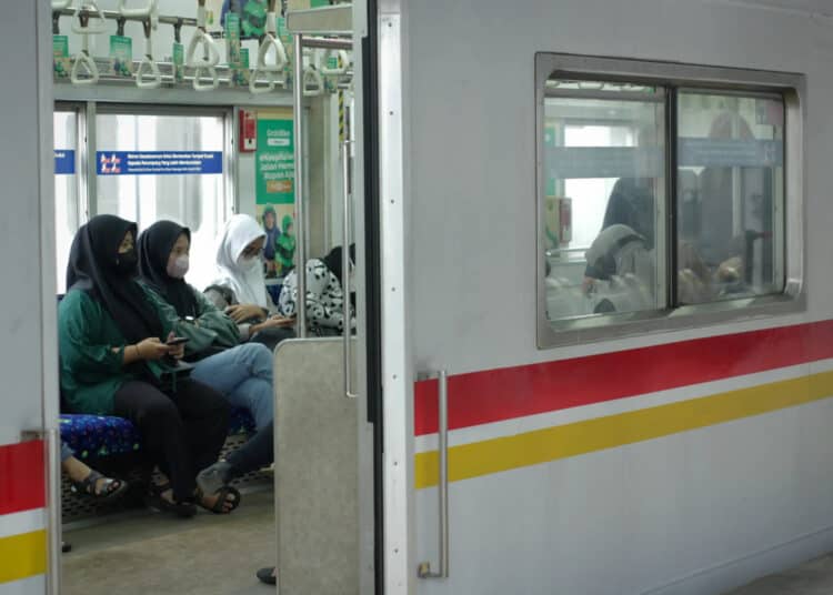Foto Penambahan Layanan KRL Jabodetabek Pada Malam Tahun Baru