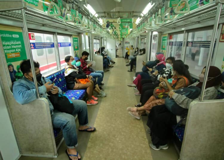 Foto Penambahan Layanan KRL Jabodetabek Pada Malam Tahun Baru