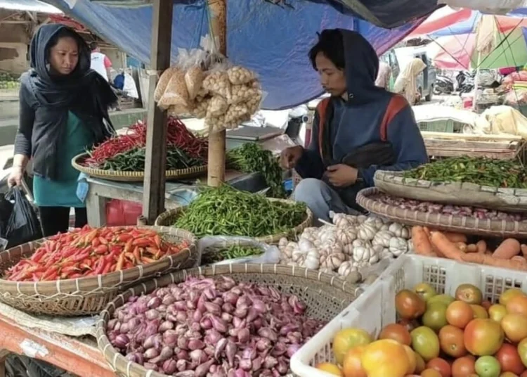 Pedagang sayuran dan bumbu, di Pasar Badak Pandeglang, sedang menjajakan barang dagangannya, Kamis (8/12/2022). (NIPAL SUTIANA/SATELITNEWS.COM)