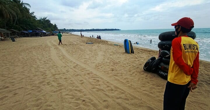 Anggota Balawista Banten berjaga di kawasan wisata pantai, di wilayah Banten. (ISTIMEWA)