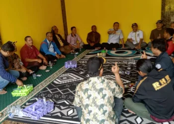 BERDATANGAN: Warga berdatangan secara bergantian untuk bertemu dengan anggota DPRD Kabupaten Tangerang dari Fraksi Partai Golkar Muhamad Amud, Minggu (25/12/2022).