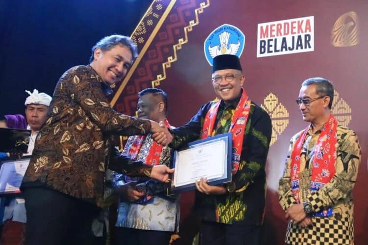 Pemprov Banten, raih 5 penghargaan dari Kementerian Pendidikan Kebudayaan Riset dan Teknologi (Kemendikbud Ristek). Empat penghargaan, kategori Warisan Budaya Tak Benda (WBTB) dan satu penghargaan kategori pelestari. (ISTIMEWA)