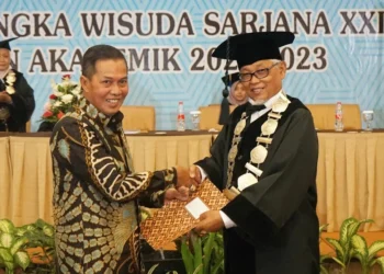 Ketua Umum Ikatan Alumni Maulana Yusuf Banten (IKAMAYU), Syafrudin, menerima penghargaan dari pihak kampus, usai menggelar wisuda, Selasa (26/12/2022). (ISTIMEWA)