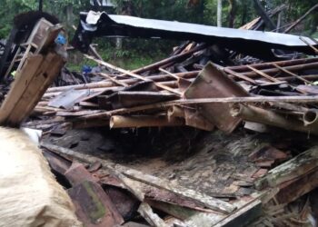 Kondisi rumah warga Saketi yang ambruk, akibat hujan deras dan angin kencang. (ISTIMEWA)