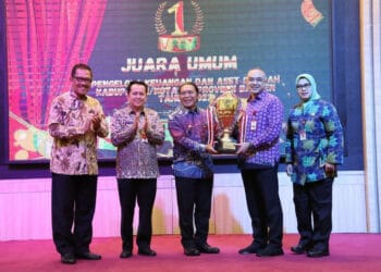 Diakhir tahun anggaran 2022, Pemprov Banten mengapresiasi penghargaan kepada Kabupaten dan Kota yang sudah dianggap maksimal melakukan pengelolaan keuangan, berdasarkan berbagai indikator penilaian, Kamis (29/12/2022). (LUTHFI/SATELITNEWS.COM)