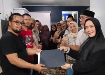 Serah terima kepengurusan, dari Ketua KAUMY Banten sebelumnya, Liza Muntazah (kanan) ke Ketua Baru, Oktavianto Arief Ahmad (kiri). (ISTIMEWA)