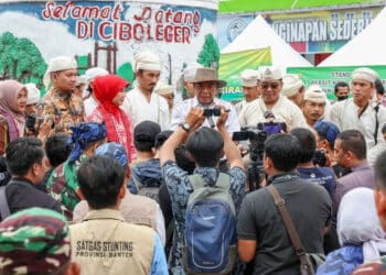 Acara Bhakti Sosial Gerakan Bersama Pelayanan MKJP (Gerebek) tahun 2023, dalam rangka Hari Ulang Tahun Persit Candra Kirana ke-77, yang dilaksanakan bersama BKKBN RI, Pemprov Banten, Korem Maulana Yusuf 064 dan Ikatan Bidan Indonesia (IBI), di Terminal Ciboleger, Kecamatan Leuwidamar, Kabupaten Lebak, Rabu (18/1/2023). (ISTIMEWA)