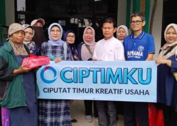 Komunitas Ciptimku Bagikan Nasi Box
