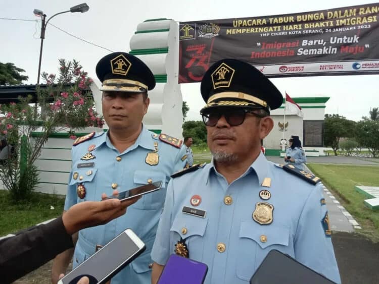 Kantor Imigrasi Serang, yang berada di bawah Kantor Wilayah (Kanwil) Kementerian Hukum dan Hak Asasi Manusia (KemenkumHAM), melakukan tabur bunga di Makam Pahlawan, Ciceri, Kota Serang, Selasa (24/1/2023). (LUTHFI/SATELITNEWS.COM)