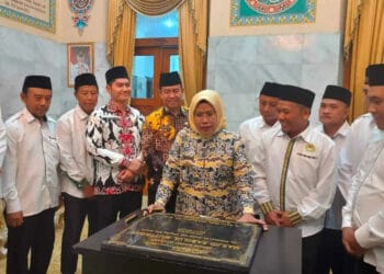 Bupati Serang Ratu Tatu Chasanah, menandatangani prasasti Masjid yang dibangun oleh LDII, dan akan diresmikan dalam waktu dekat ini. (SIDIK/SATELITNEWS.COM)