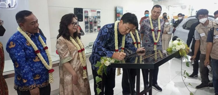 President Director PT Honda Prospect Motor, Kotaro Shimizu, meresmikan dealer baru di Kota Cilegon, Selasa (17/1/2023). (ISTIMEWA)