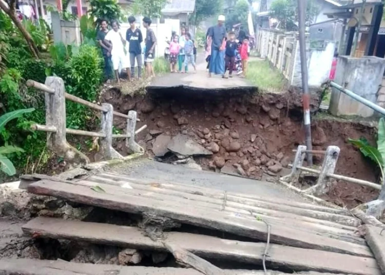 Kondisi jembatan di Kampung Cukang Panjang, Desa Sukaraja, Kecamatan Pulosari, Kabupaten Pandeglang, ambruk. (ISTIMEWA)