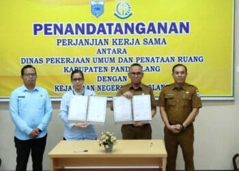 JALIN KERJASAMA–Kajari Pandeglang Helena Octaviane (kiri), dengan Kepala DPUPR Pandeglang Asep Rahmat (kanan), menunjukkan hasil penandatanganan MoU, yang dilakukannya di Aula Kejari Pandeglang, Selasa (31/2023). (NIPAL SUTIANA/SATELITNEWS.COM)