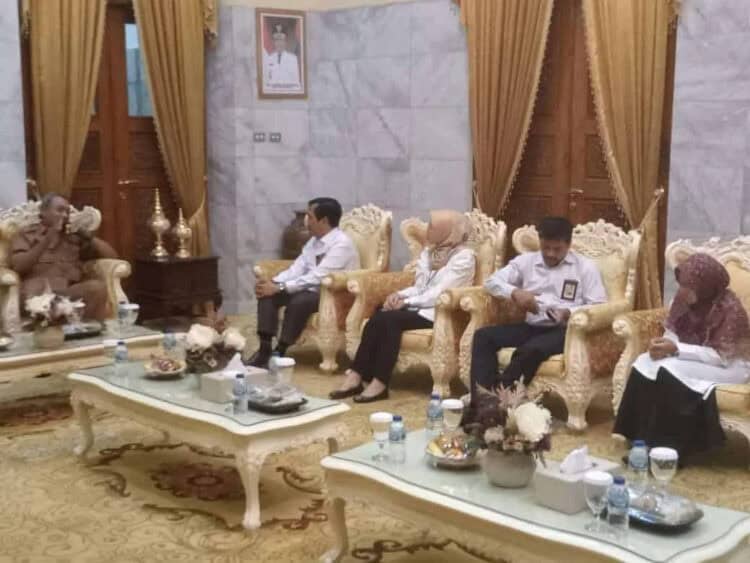 Pejabat dan pegawai KPP Pratama Serang Timur, beraudiensi dengan Wabup Serang, Pandji Tirtayasa, Senin (16/1/2023).  (SIDIK/SATELITNEWS.COM)