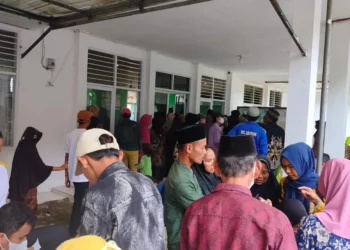 Ratusan warga berdesakan di Kantor Kecamatan Carenang, mengantre bantuan Baznas Kabupaten Serang, Rabu (18/1/2023). (SIDIK/SATELITNEWS.COM)