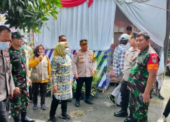 Bupati Serang Ratu Tatu Chasanah, bersama Kapolres Serang, Dandim Serang dan jajaran terkait lainnya, meninjau pos pengamanan natal dan tahun baru (Nataru) di wilayah Serang Timur, Sabtu (31/12/2022). (SIDIK/SATELITNEWS.COM)