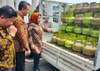 Hiswana Migas memberikan bantuan tabung gas elpiji 3 kilogram (Kg), untuk 200 pelaku UMKM Kabupaten Serang. Penyaluran bantuan dilakukan di halaman Pendopo Bupati Serang, Jumat (13/1/2023) lalu. (ISTIMEWA)