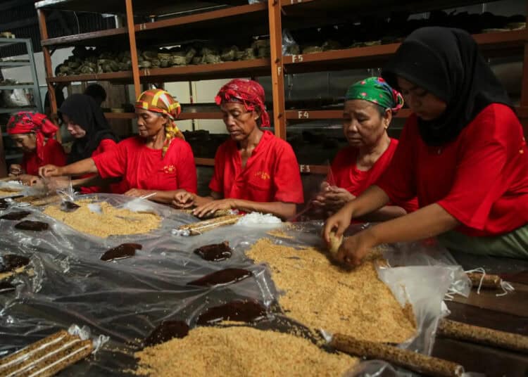 Foto Produksi Dodol dan Kue Keranjang Jelang Imlek di Tangerang