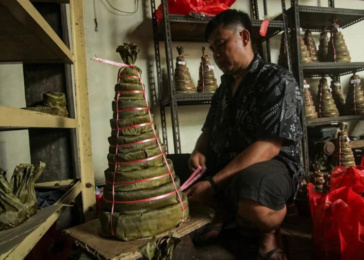 Foto Produksi Dodol dan Kue Keranjang Jelang Imlek di Tangerang