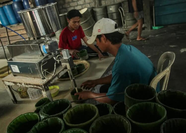 Foto Produksi Dodol dan Kue Keranjang Jelang Imlek di Tangerang