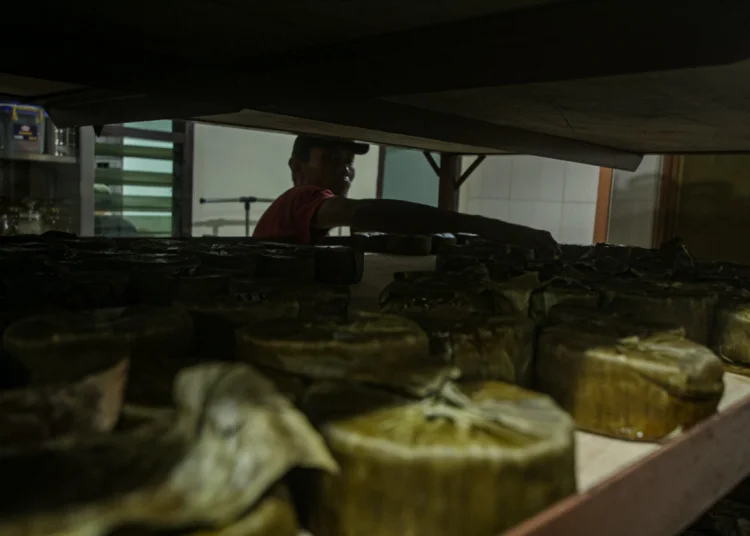 Foto Produksi Dodol dan Kue Keranjang Jelang Imlek di Tangerang