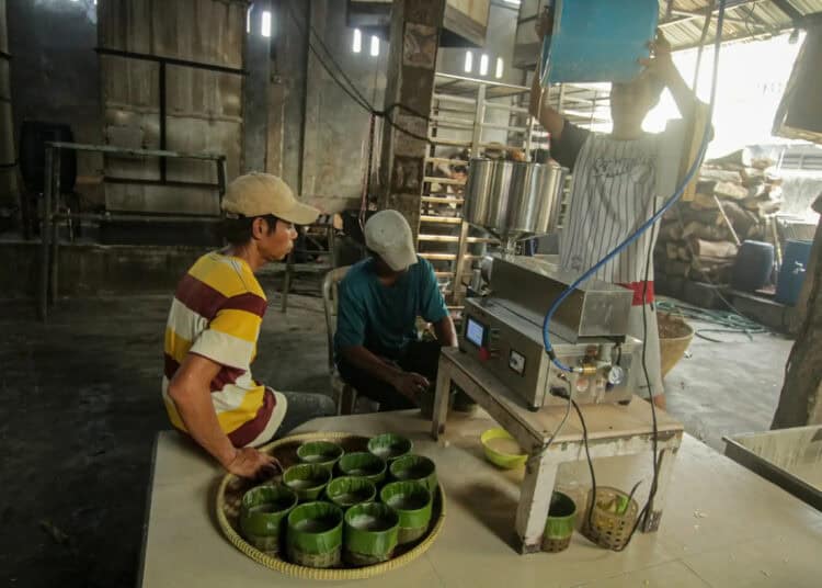 Foto Produksi Dodol dan Kue Keranjang Jelang Imlek di Tangerang