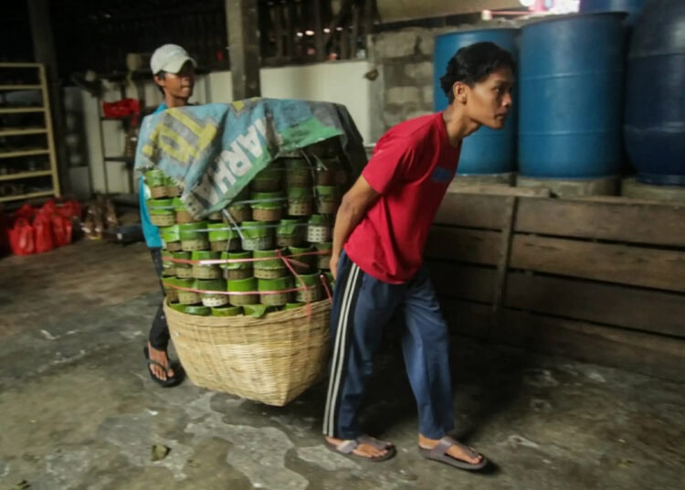 Foto Produksi Dodol dan Kue Keranjang Jelang Imlek di Tangerang