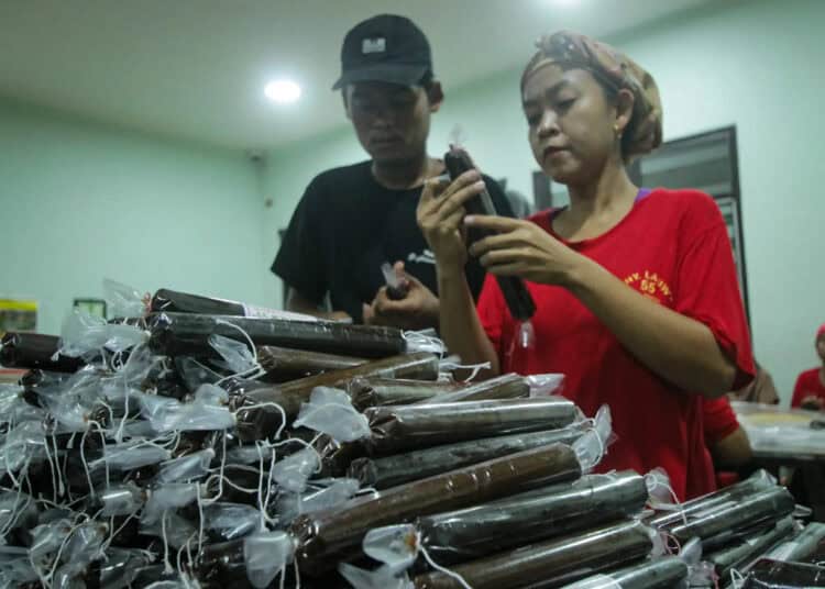 Foto Produksi Dodol dan Kue Keranjang Jelang Imlek di Tangerang