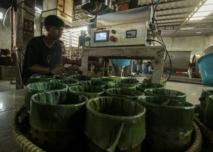 Foto Produksi Dodol dan Kue Keranjang Jelang Imlek di Tangerang
