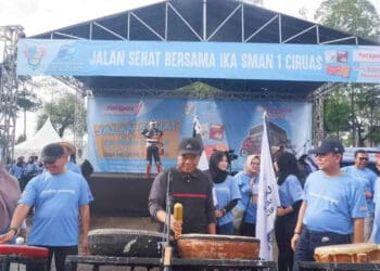 Pj Gubernur Banten Al Muktabar, membuka acara Jalan Sehat yang digagas IKA SMAN 1 Ciruas, di Alun – alun Barat, Kota Serang, Minggu (8/1/2023). (LUTHFI/SATELITNEWS.COM)