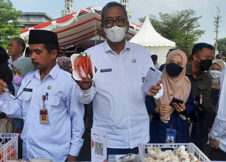 Kepala Dinas Perindustrian dan Perdagangan (Disperindag) Provinsi Banten, Babar Suharso, tunjukan stok pangan. (LUTHFI/SATELITNEWS.COM)